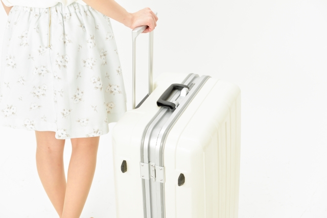 スーツケースを持つ女性